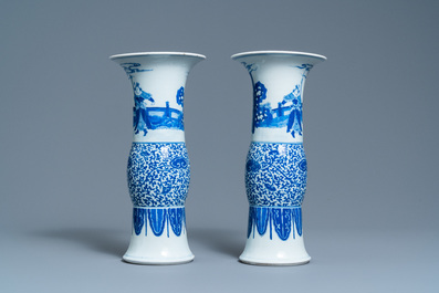 Une paire de vases en porcelaine de Chine en bleu et blanc, Guangxu