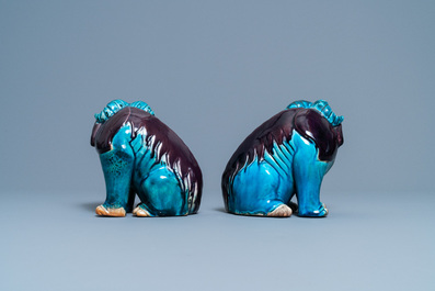 Une paire de mod&egrave;les d'animaux mythiques en porcelaine de Chine en turquoise et aubergine, 19&egrave;me