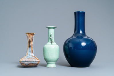 Deux vases en porcelaine de Chine monochrome et un &agrave; &eacute;mail flamb&eacute;, 19/20&egrave;me