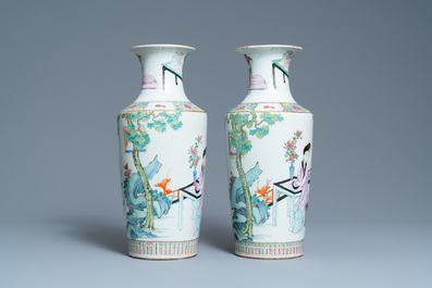 Une paire de vases de forme rouleau en porcelaine de Chine famille rose, R&eacute;publique