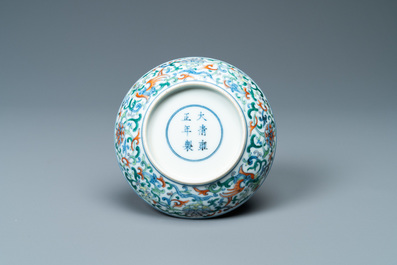 Een Chinese doucai 'feniksen' schotel, Yongzheng merk en periode