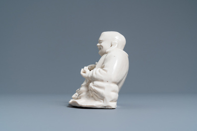 Une figure de Bouddha en porcelaine blanc de Chine de Dehua, 18/19&egrave;me