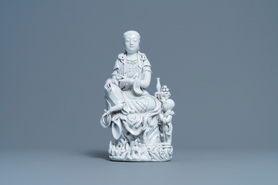 Une figure de Guanyin en porcelaine blanc de Chine de Dehua, marque de He Chaozong, 20&egrave;me