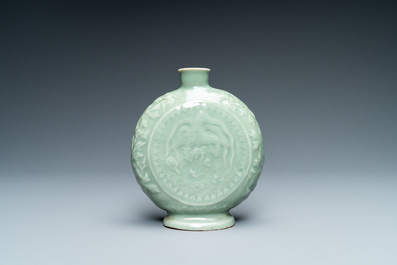 Drie Chinese monochrome celadon en blanc de Chine vazen en twee kommen, 19/20e eeuw