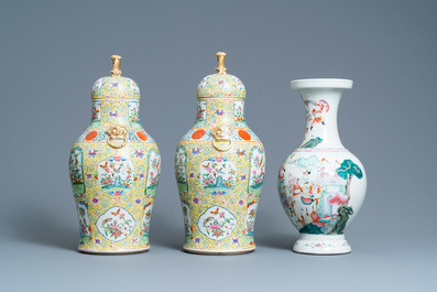 Een paar Chinese Canton famille rose vazen met gele fondkleur en een vaas met krijgers, Qianlong merk, 19e eeuw