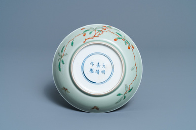 Une assiette en porcelaine de Chine famille verte &agrave; fond c&eacute;ladon, marque de Wanli, Kangxi/Yongzheng