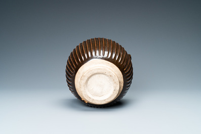 Un pot godronn&eacute; en gr&egrave;s porcelaineux &agrave; &eacute;mail noire, Chine, Song du Nord ou Jin