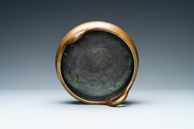 Un br&ucirc;le-parfum tripod en bronze, Chine, marque de Xuande, 18&egrave;me