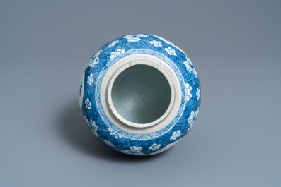 Un pot en porcelaine de Chine en bleu et blanc &agrave; d&eacute;cor d'antiquit&eacute;s, Kangxi