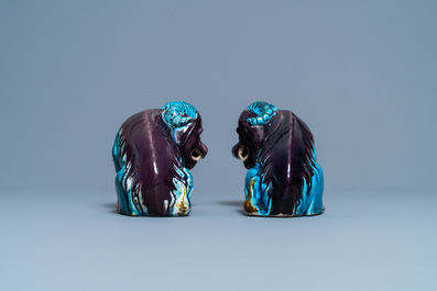 Une paire de mod&egrave;les d'animaux mythiques en porcelaine de Chine en turquoise et aubergine, 19&egrave;me