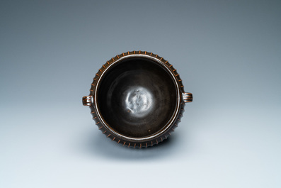Een Chinese zwart-geglazuurde geribde pot met twee oren, Noordelijke Song of Jin