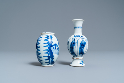 Een Chinese blauw-witte theebus en een flesvormig vaasje, Kangxi