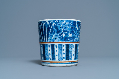 Un pot &agrave; pinceaux en porcelaine de Chine en bleu et blanc, 18/19&egrave;me
