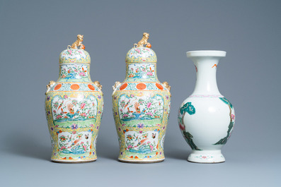 Een paar Chinese Canton famille rose vazen met gele fondkleur en een vaas met krijgers, Qianlong merk, 19e eeuw