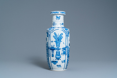Een Chinese blauw-witte rouleau vaas, Kangxi merk, 19e eeuw