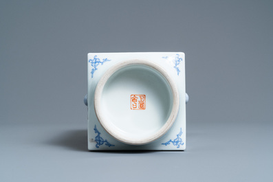 Un vase de forme 'cong' en porcelaine de Chine famille rose, marque en rouge de fer, R&eacute;publique