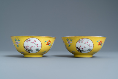 Une paire de bols en porcelaine de Chine famille rose &agrave; fond jaune sgraffito, marque et &eacute;poque de Guangxu