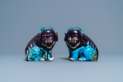 Een paar Chinese turquoise- en aubergine-geglazuurde modellen van fabeldieren, 19e eeuw