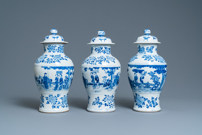 Drie Chinese blauw-witte dekselvazen, Kangxi merk, 19e eeuw