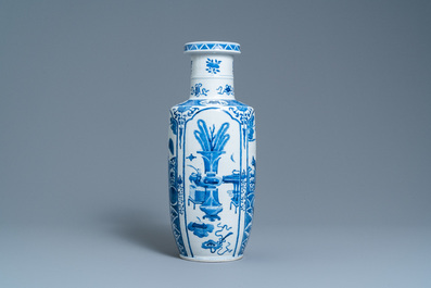 Un vase de forme rouleau en porcelaine de Chine en bleu et blanc, marque de Kangxi, 19&egrave;me