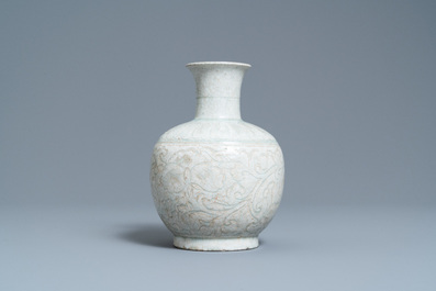 Een Chinese qingbai vaas met onderglazuur decor, Song
