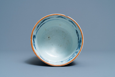 Un pot &agrave; pinceaux en porcelaine de Chine en bleu et blanc, 18/19&egrave;me