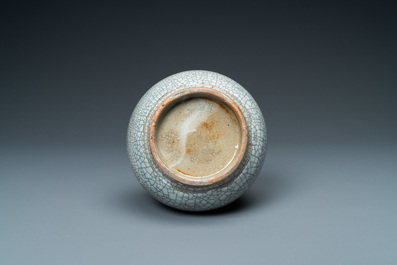 Un vase de forme bouteille en porcelaine de Chine &agrave; fond craquel&eacute; de type ge, 18/19&egrave;me