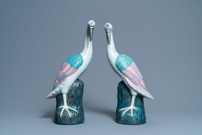 A pair of large Chinese famille rose models of cranes, 20th C.