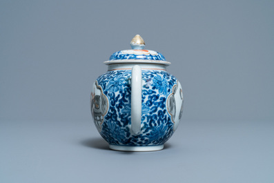 Une th&eacute;i&egrave;re couverte en porcelaine de Chine en grisaille et bleu et blanc, 19&egrave;me