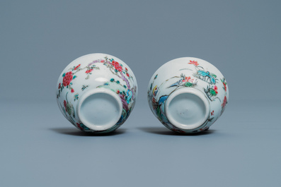 Une paire de tasses et soucoupes en porcelaine de Chine famille rose &agrave; d&eacute;cor d'un paysage, Yongzheng