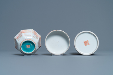 Cinq plats en porcelaine de Chine en bleu et blanc, un bol et un pot couvert, 18/19&egrave;me