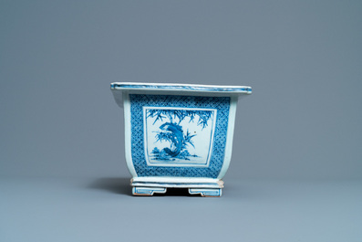 Une jardini&egrave;re de forme rectangulaire en porcelaine de Chine en bleu et blanc, Qianlong
