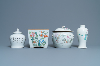 A Chinese famille rose jardini&egrave;re, two vases and a covered bowl, 19/20th C.