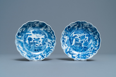 Vijf Chinese blauw-witte schotels, een kom en een dekselpot, 18/19e eeuw