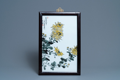 Trois plaques en porcelaine de Chine &agrave; d&eacute;cor floral, 20&egrave;me