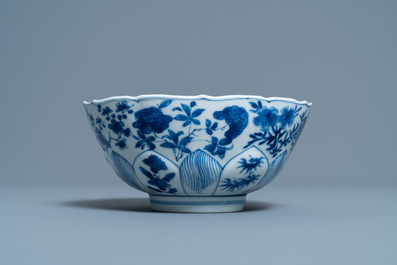 Un bol en forme de lotus en porcelaine de Chine en bleu et blanc &agrave; d&eacute;cor floral, marque et &eacute;poque de Kangxi