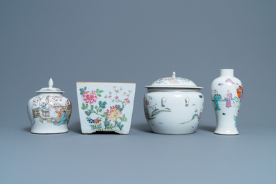 Une jardini&egrave;re, deux vases et un bol couvert en porcelaine de Chine famille rose, 19/20&egrave;me