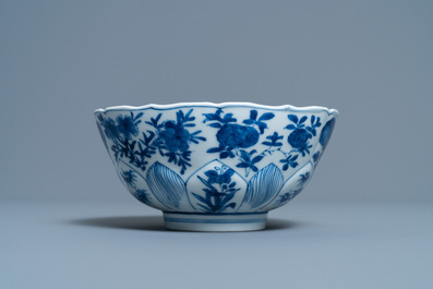 Een Chinese blauw-witte lotusvormige kom met floraal decor, Kangxi merk en periode