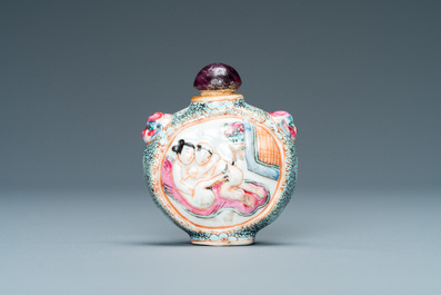 Une tabati&egrave;re en porcelaine de Chine famille rose &agrave; sujet &eacute;rotique, 19&egrave;me