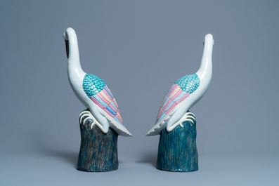A pair of large Chinese famille rose models of cranes, 20th C.