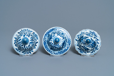 Een Chinees vijfdelig blauw-wit kaststel met floraal decor, Kangxi