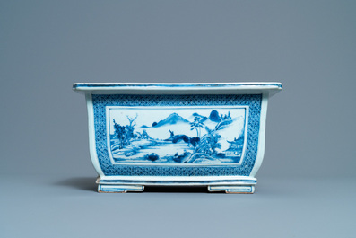 Une jardini&egrave;re de forme rectangulaire en porcelaine de Chine en bleu et blanc, Qianlong