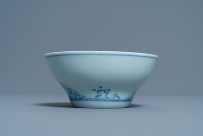 Een Chinese blauw-witte 'draken' kom, Kangxi/Yongzheng