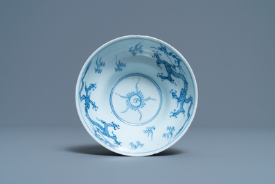 Een Chinese blauw-witte 'draken' kom, Kangxi/Yongzheng