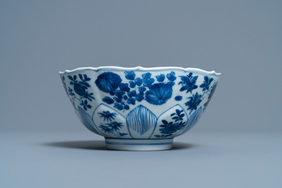 Un bol en forme de lotus en porcelaine de Chine en bleu et blanc &agrave; d&eacute;cor floral, marque et &eacute;poque de Kangxi