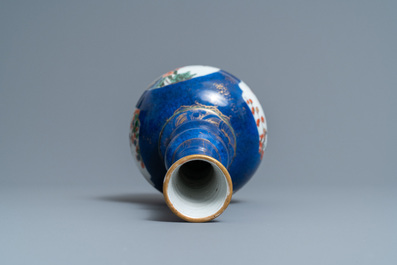 Un vase en porcelaine de Chine famille verte &agrave; fond bleu poudr&eacute;, Kangxi