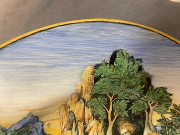 Een mythologische schotel in Italiaanse majolica met 'De transformatie van de maenaden' uit het Lanciarini servies, Urbino, 16e eeuw