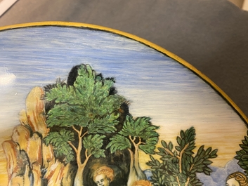 Een mythologische schotel in Italiaanse majolica met 'De transformatie van de maenaden' uit het Lanciarini servies, Urbino, 16e eeuw