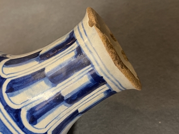 Une bouteille de pharmacie &agrave; d&eacute;cor 'a foglie' en majolique d'Anvers en bleu et blanc, 2&egrave;me moiti&eacute; du 16&egrave;me