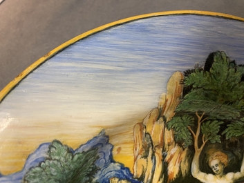 Een mythologische schotel in Italiaanse majolica met 'De transformatie van de maenaden' uit het Lanciarini servies, Urbino, 16e eeuw